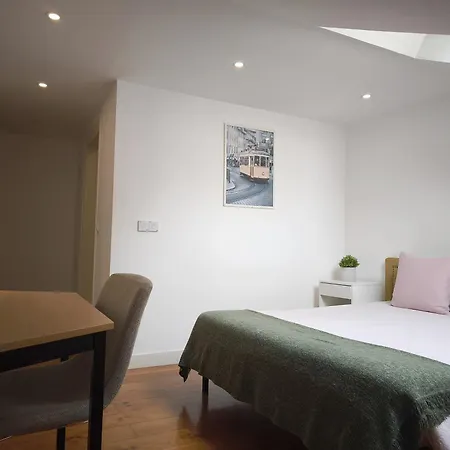 Bedrooms In Lisbon's Bairro Alto In Shared Kwatera prywatna