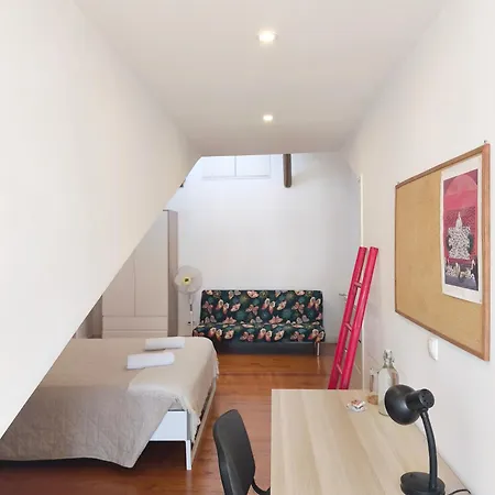 Bedrooms In Lisbon's Bairro Alto In Shared ホームステイ リスボン