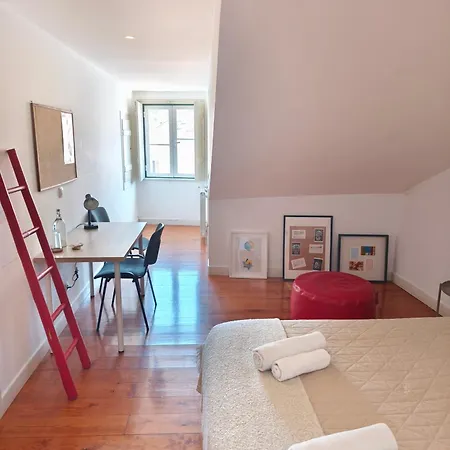 Bedrooms In Lisbon's Bairro Alto In Shared ホームステイ