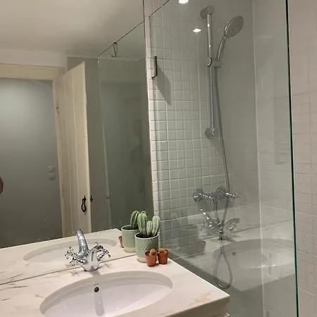 Bedrooms In Lisbon's Bairro Alto In Shared Lisboa